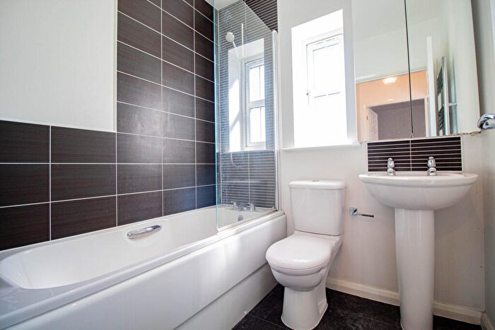 2 Bedroom End Of Terrace House To Rent In Shinewater Park, HU7