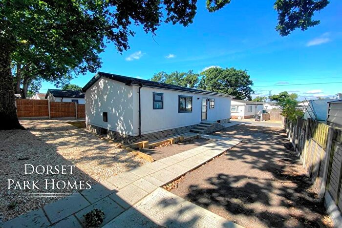 2 Bedroom Park Home For Sale In The Avenue, Oaktree Park, St. Leonards, Ringwood, Hampshire, BH24