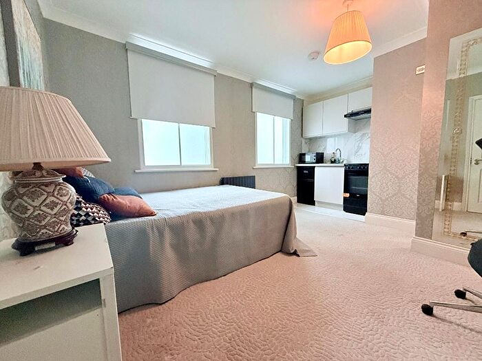 1 Bedroom Studio To Rent In Western Avenue, East Acton, London, W3