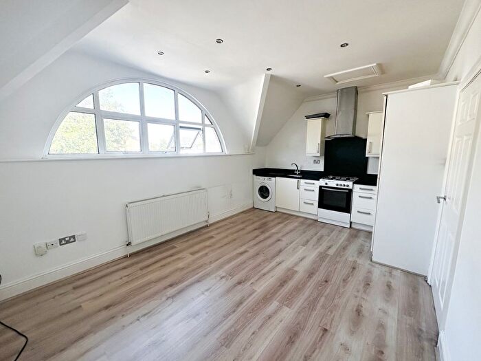 1 Bedroom Flat To Rent In Flat Cuckfield House, Wellington Road, Wanstead, An, Uk, E11