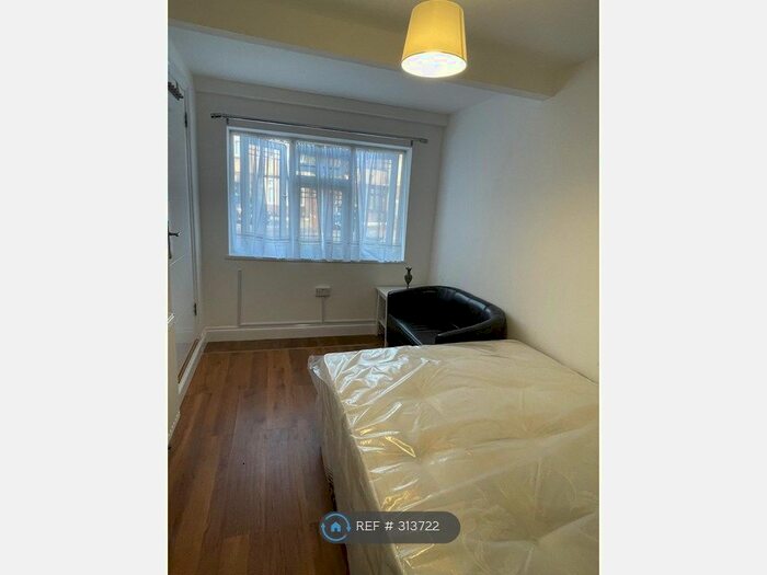 Studio To Rent In Priestley Gardens, Romford, RM6