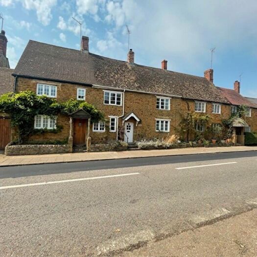 3 Bedroom Terraced House To Rent In Church Street, OX15