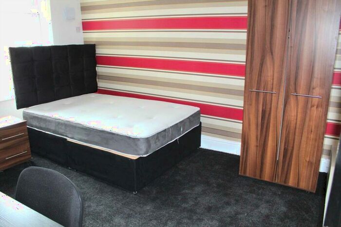 1 Bedroom House To Rent In Deyne Avenue, Manchester, M25