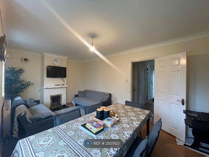 2 Bedroom Flat To Rent In Bathurst Walk, Iver, SL0