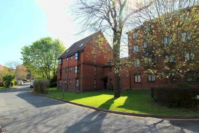 1 Bedroom Flat To Rent In Turnpike Lane, Sutton, SM1