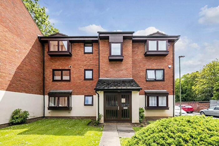 2 Bedroom Flat To Rent In Wheatley Close, Hendon, NW4