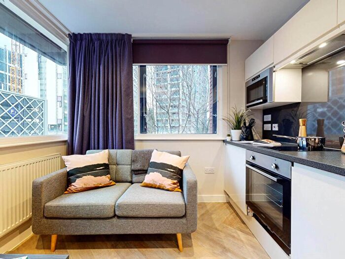 Apartment To Rent In Apt, Live Oasis Wade Lane #, LS2