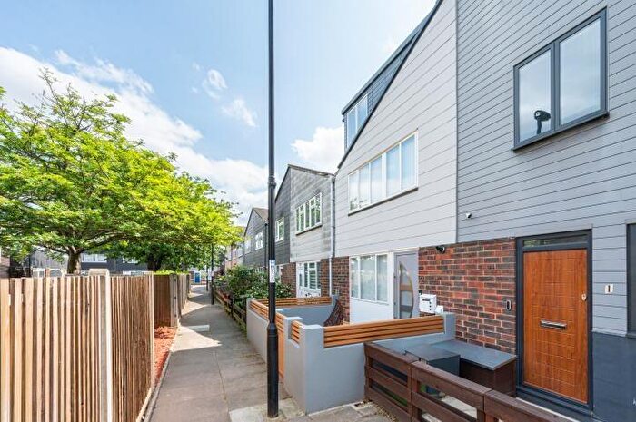 5 Bedroom Semi-Detached House For Sale In Napier Close, London, SE8