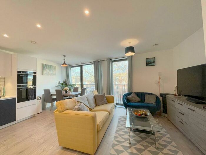 2 Bedroom Apartment To Rent In Queens Road, Peckham, London, SE15