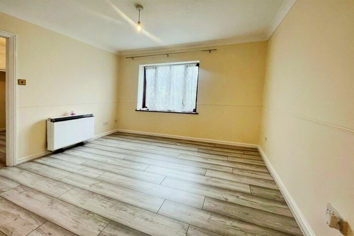 1 Bedroom Flat To Rent In Brick Court, RM17