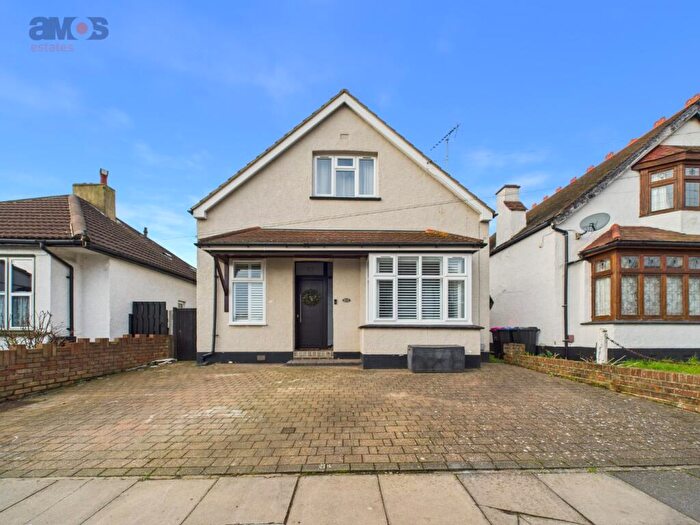 4 Bedroom Detached House For Sale In Cricketfield Grove, Leigh-on-sea, Essex, SS9