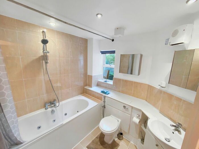2 Bedroom Flat To Rent In International Way, Sunbury-On-Thames, Surrey, TW16