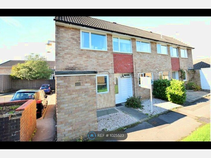4 Bedroom Semi-Detached House To Rent In Swaledale, Bracknell, RG12