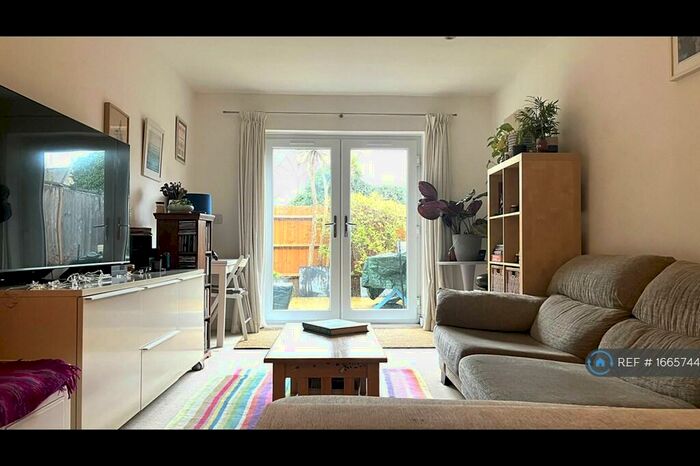 2 Bedroom Flat To Rent In Walton Road, East Molesey, KT8