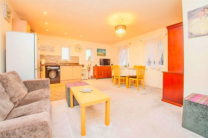 2 Bedroom Flat To Rent In Stocks Court, Manchester, M28