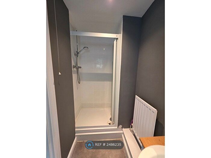 2 Bedroom Flat To Rent In Blakes Road, London, SE15