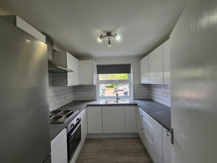 3 Bedroom Flat To Rent In Hepple Close, Isleworth, TW7