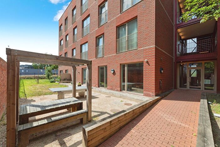 1 Bedroom Flat For Sale In Harbard Close, Barking, IG11