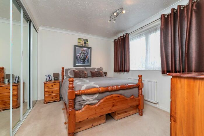 3 Bedroom End Of Terrace House For Sale In Handcross Road, Luton, LU2