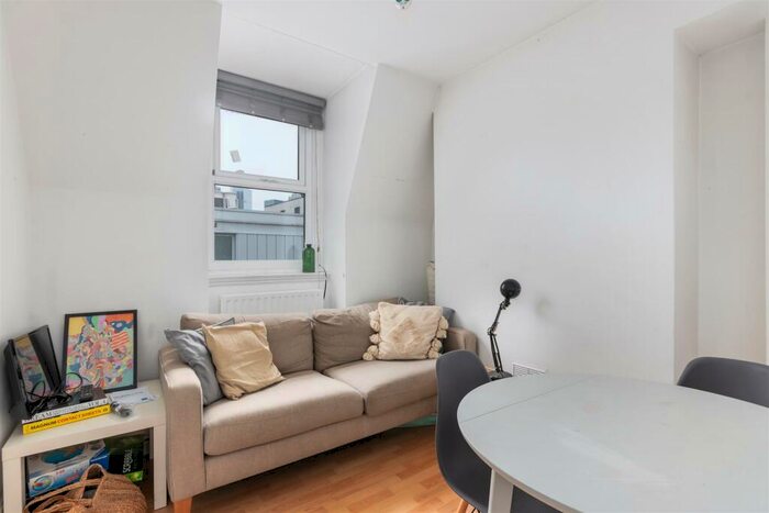 3 Bedroom Flat To Rent In Whitechapel Road, London, E1