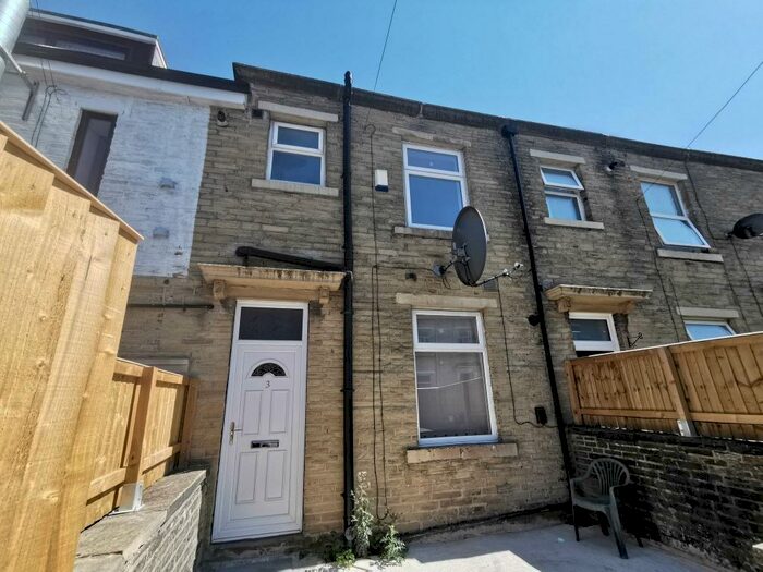 2 Bedroom Terraced House To Rent In Cambridge Street, Bradford, BD7