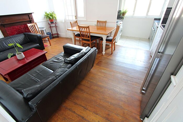 4 Bedroom Flat To Rent In Undine Street, Tooting Broadway, SW17