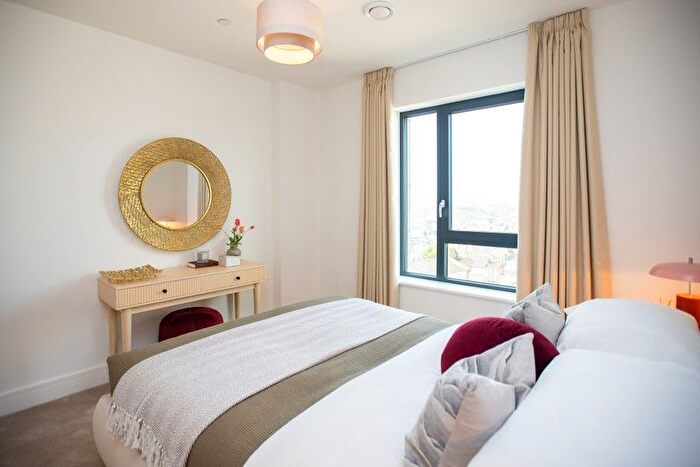 1 Bedroom Flat For Sale In Hawks Raod, Kingston Upon Thames, KT1