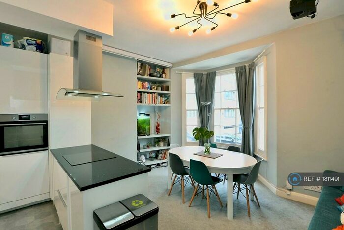 2 Bedroom Flat To Rent In Crogsland Road, London, NW1