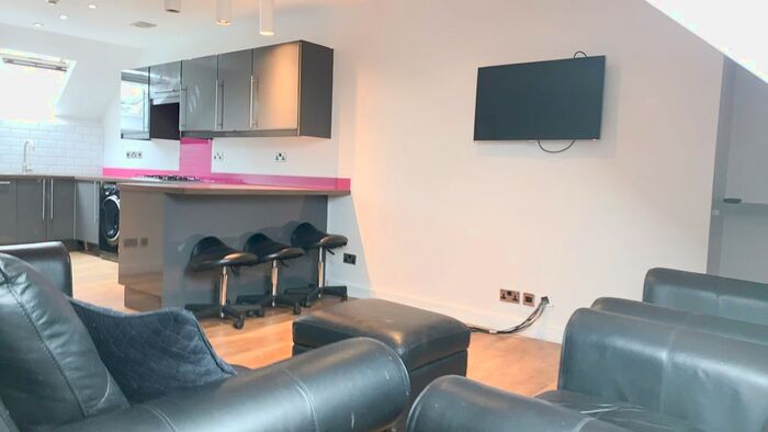 3 Bedroom Flat To Rent In Osborne Road, Jesmond, Newcastle Upon Tyne, NE2