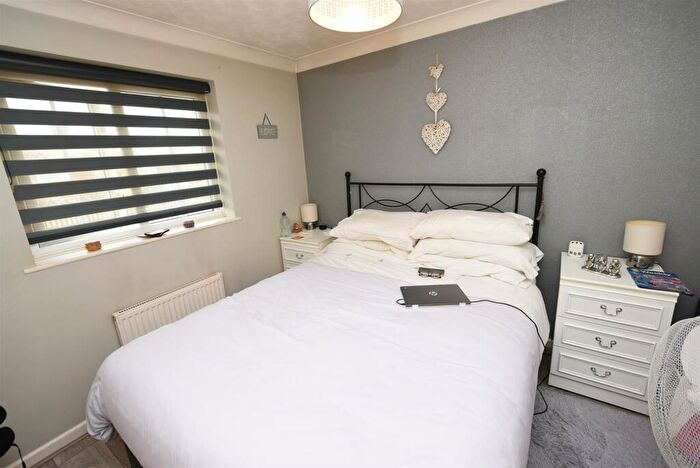 2 Bedroom Detached Bungalow For Sale In Essex Close, Canvey Island, SS8