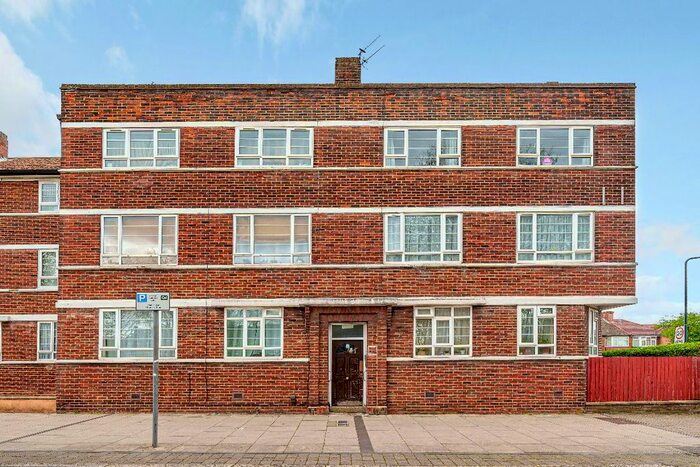 2 Bedroom Flat To Rent In Beverley Drive, Edgware, HA8