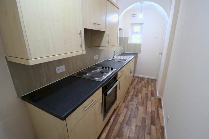 2 Bedroom Cottage To Rent In Carr House Gate, Wyke, Bradford BD12