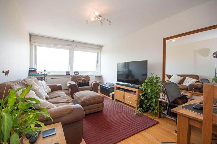 2 Bedroom Flat To Rent In Park South, Battersea Park, SW11