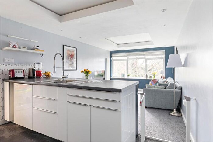 2 Bedroom Apartment For Sale In Handsworth Avenue, Highams Park, E4