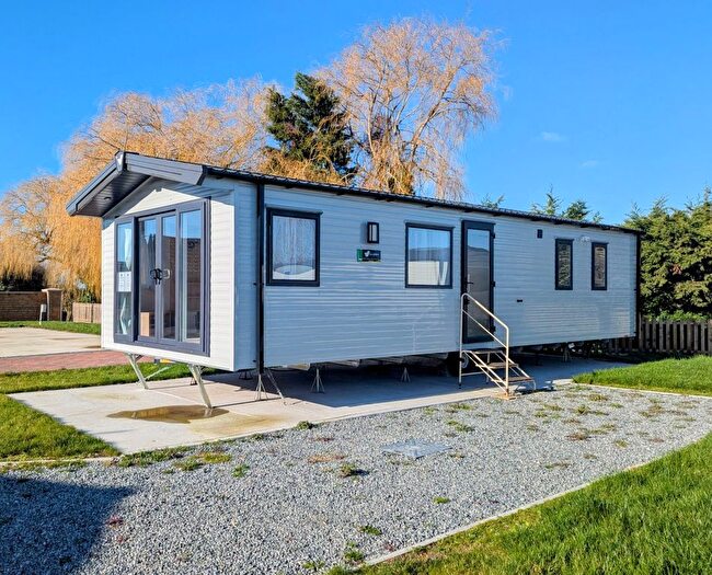 2 Bedroom Mobile/park Home For Sale In Main Road, St. Lawrence, Southminster, CM0