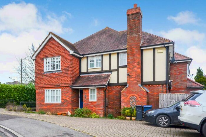 3 Bedroom Semi-Detached House To Rent In Oakfield Close, Amersham, HP6