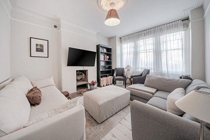 3 Bedroom Flat For Sale In Weir Road, Balham, London, SW12