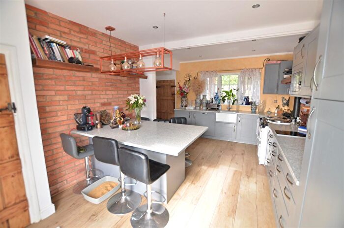 4 Bedroom Equestrian Property For Sale In St. Marys Lane, Bexhill-On-Sea, TN39