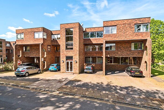 2 Bedroom Flat For Sale In Stroudwater Park, Weybridge, KT13