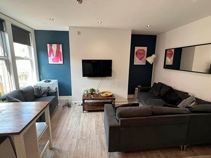 8 Bedroom House To Rent In Headingley Mount, Leeds, LS6