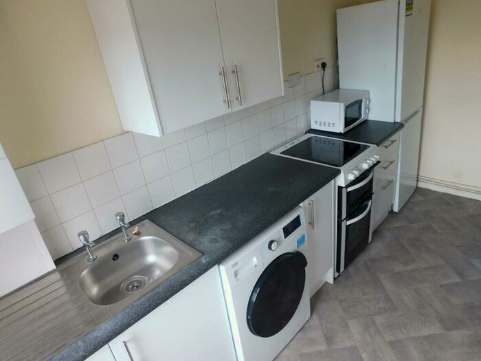 Flat To Rent In Holt Road, L7