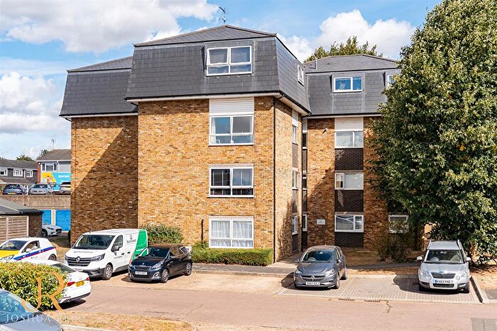 2 Bedroom Flat For Sale In Lampits, Hoddesdon, EN11
