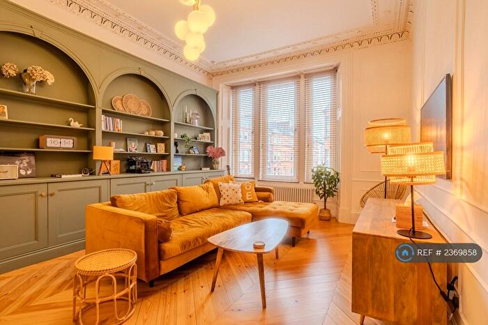 3 Bedroom Flat To Rent In Cathcart Road, Glasgow, G42