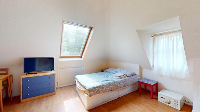 Studio To Rent In Park Avenue, London, NW2