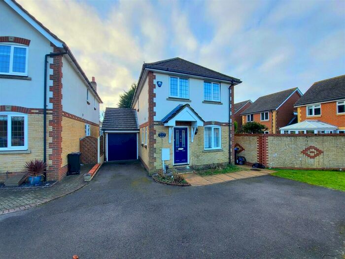 3 Bedroom Detached House To Rent In St. Lawrence Way, Caterham, CR3