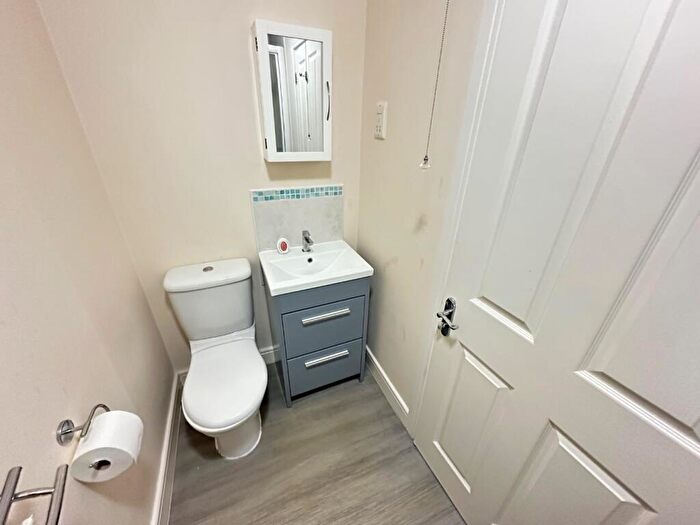 5 Bedroom Town House To Rent In Primrose Close, Luton, Bedfordshire, LU3