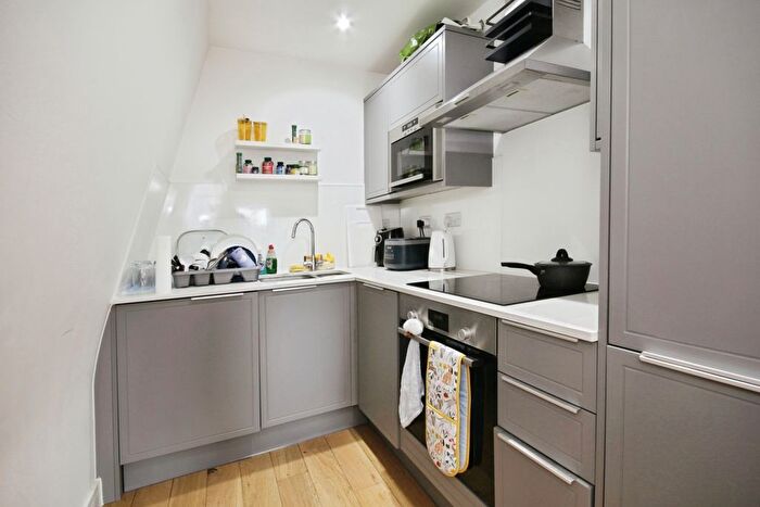 1 Bedroom Flat For Sale In North Street, Leatherhead, Surrey, KT22