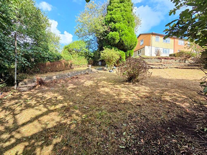 3 Bedroom Semi-detached House For Sale In Hawthorne Avenue, Hengoed, CF82