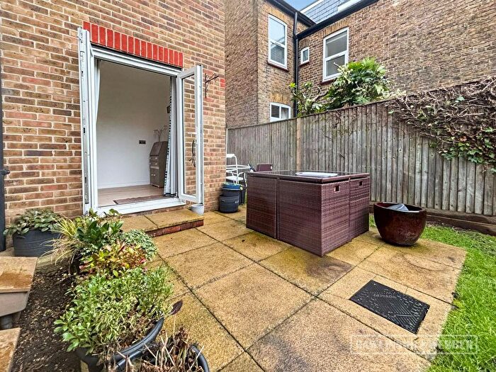 2 Bedroom Flat For Sale In Pemberton Road, East Molesey, KT8