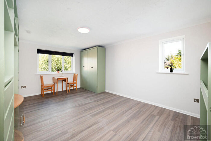 Apartment To Rent In Draycott Close, London, NW2